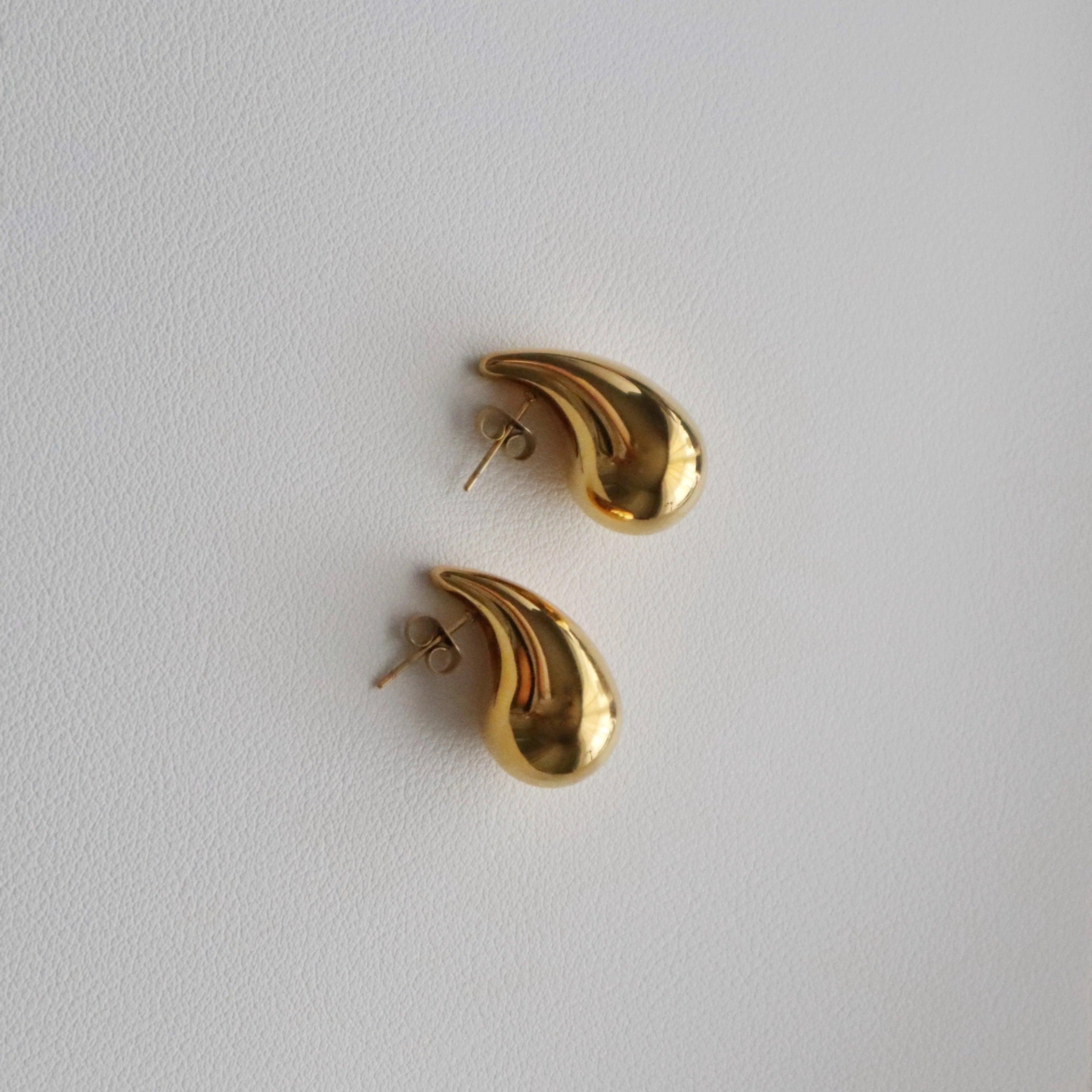 Gold drop earring